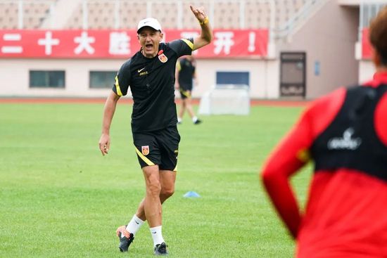 我们还从你们死去的那帮士兵身上缴获了大量的燃烧手榴弹，一旦你们发起冲锋，这些燃烧手榴弹足以把你们的士兵成片的引燃。